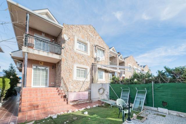 Casa adosada en Venta en Calle Emilia Pardo Bazán en La Cárcaba - El Encinar - Montemolinos