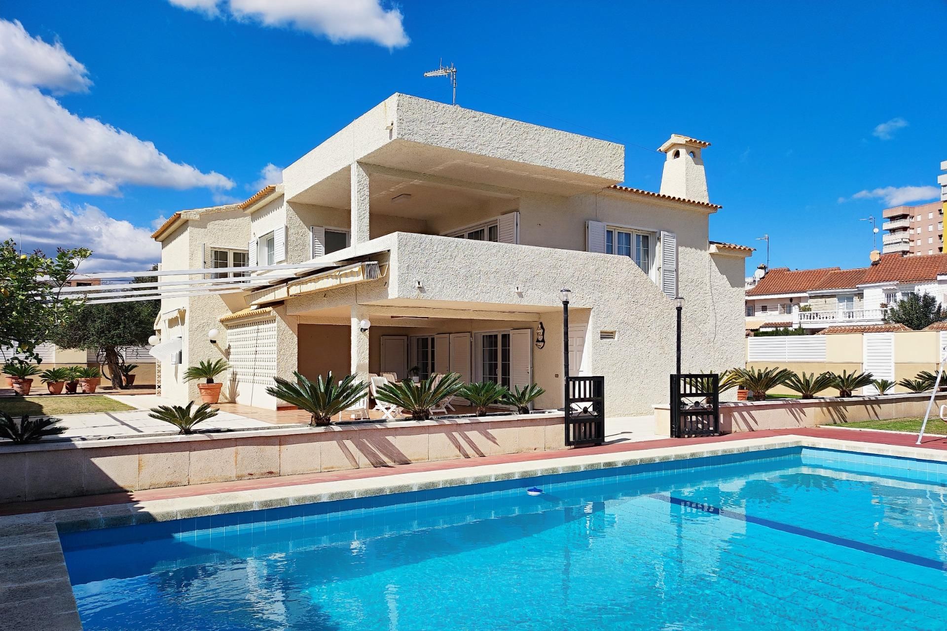 Vista exterior de Casa o xalet en venda en Canet d'En Berenguer amb Calefacció, Jardí privat i Terrassa