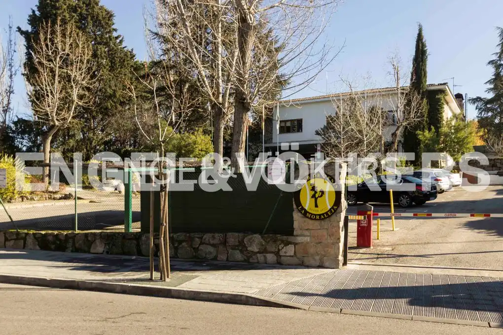 Vista exterior de Casa adosada de lloguer en La Moraleja amb Aire condicionat, Calefacció i Jardí privat