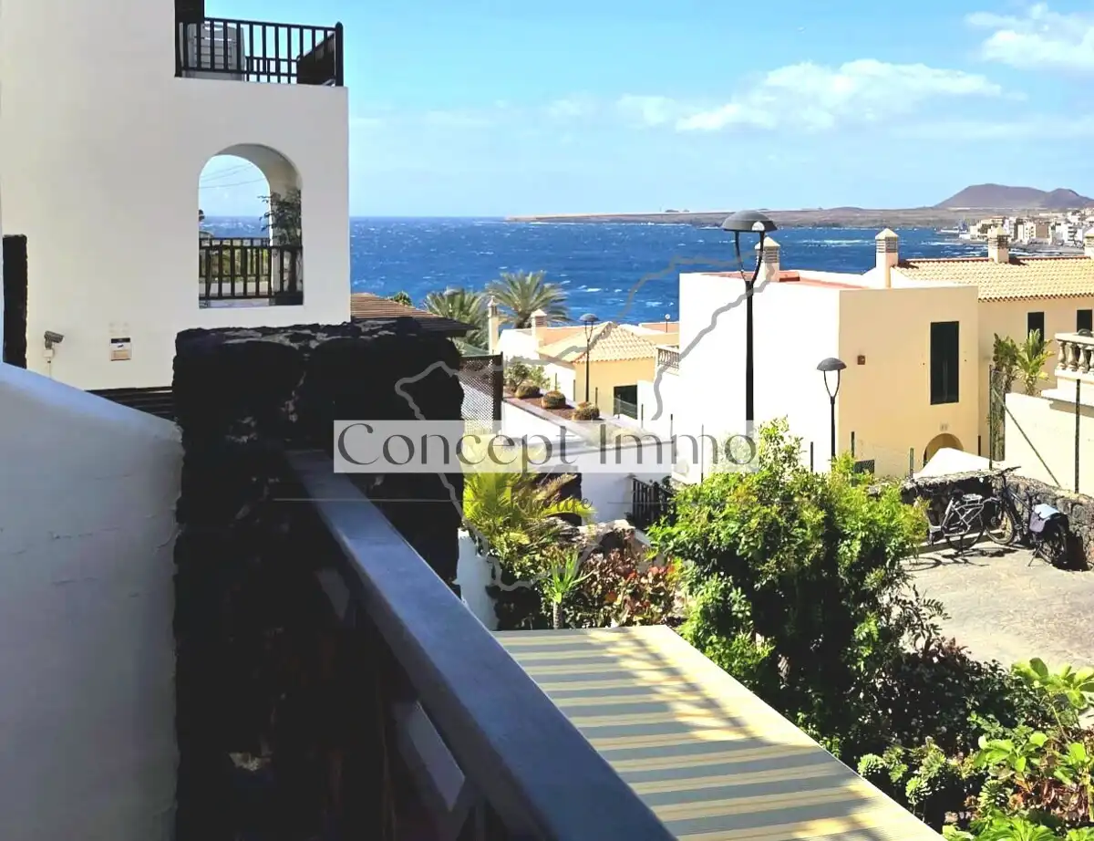 Vista exterior de Piso en venta en Arona con Terraza, Alarma y Piscina comunitaria