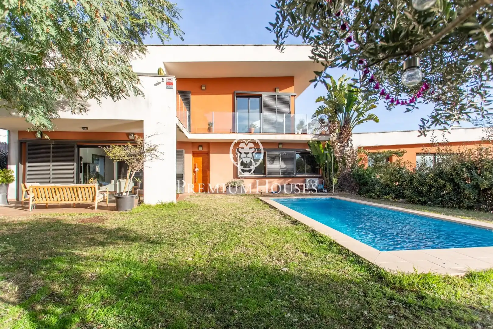 Vista exterior de Casa o xalet en venda en Mataró amb Aire condicionat, Parquet i Piscina