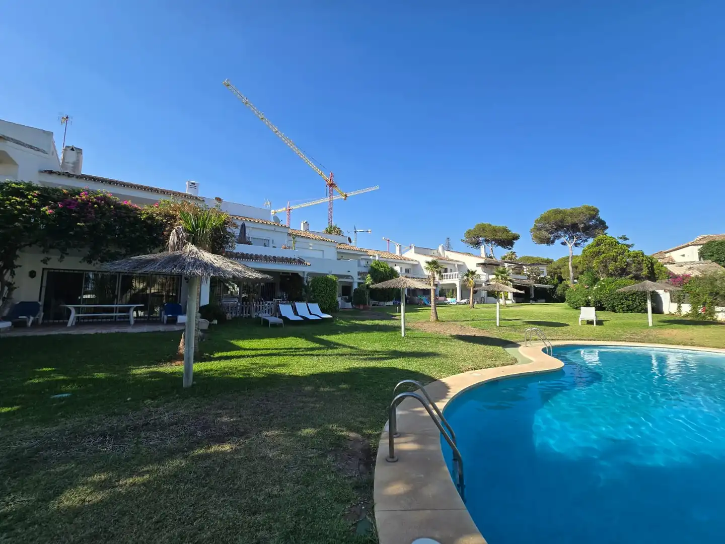 Jardí de Casa adosada en venda en Marbella amb Aire condicionat, Terrassa i Moblat