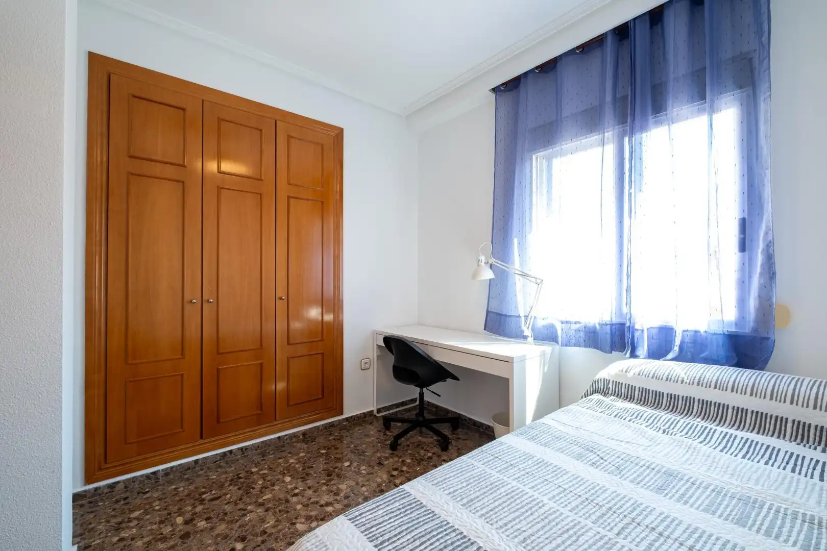Schlafzimmer von Dachboden zur Miete in Moncada mit Privatgarten, Terrasse und Balkon
