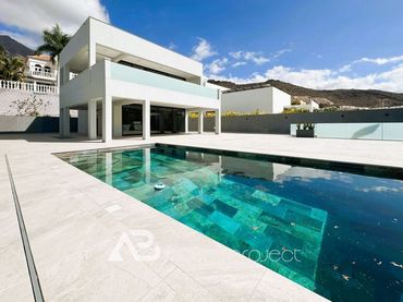 Xalet amb piscina en venda a Calle el Sauce