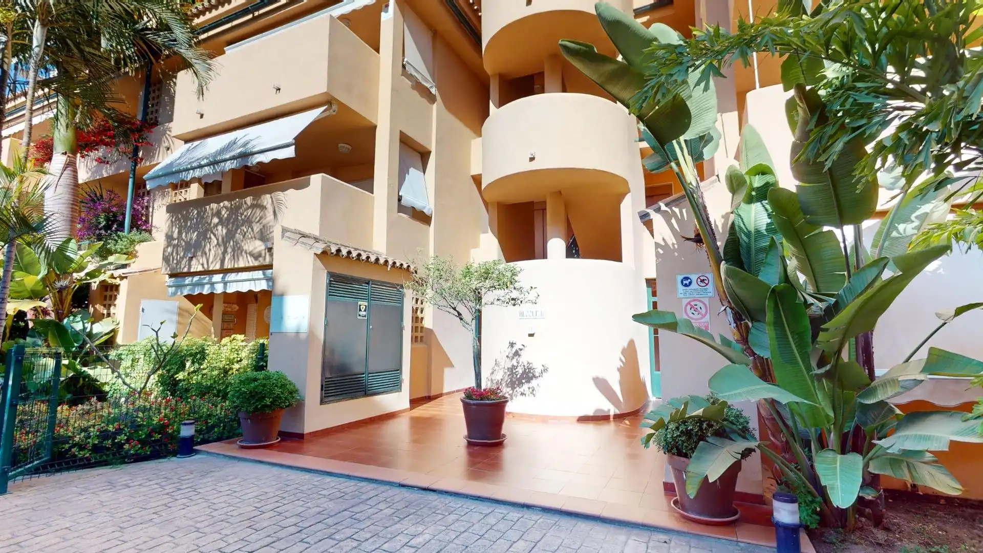 Vista exterior de Pis en venda en Marbella amb Jardí privat, Terrassa i Balcó