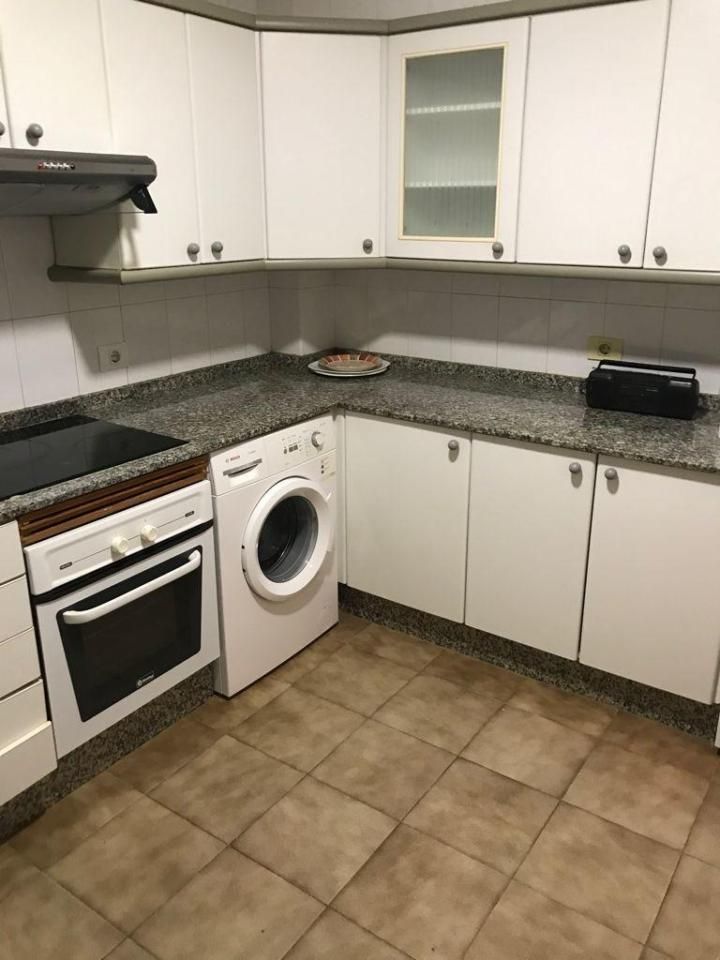 Cuina de Pis de lloguer en Vigo  amb Calefacció, Terrassa i Moblat