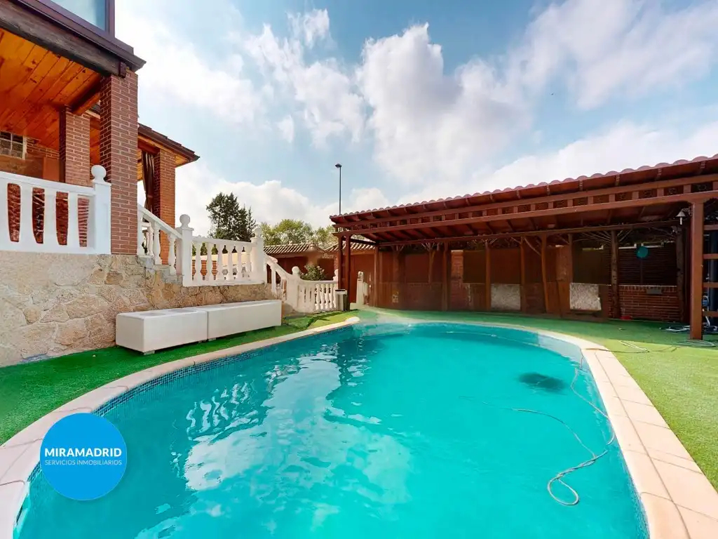Piscina de Casa adosada en venda en Altos de Jarama