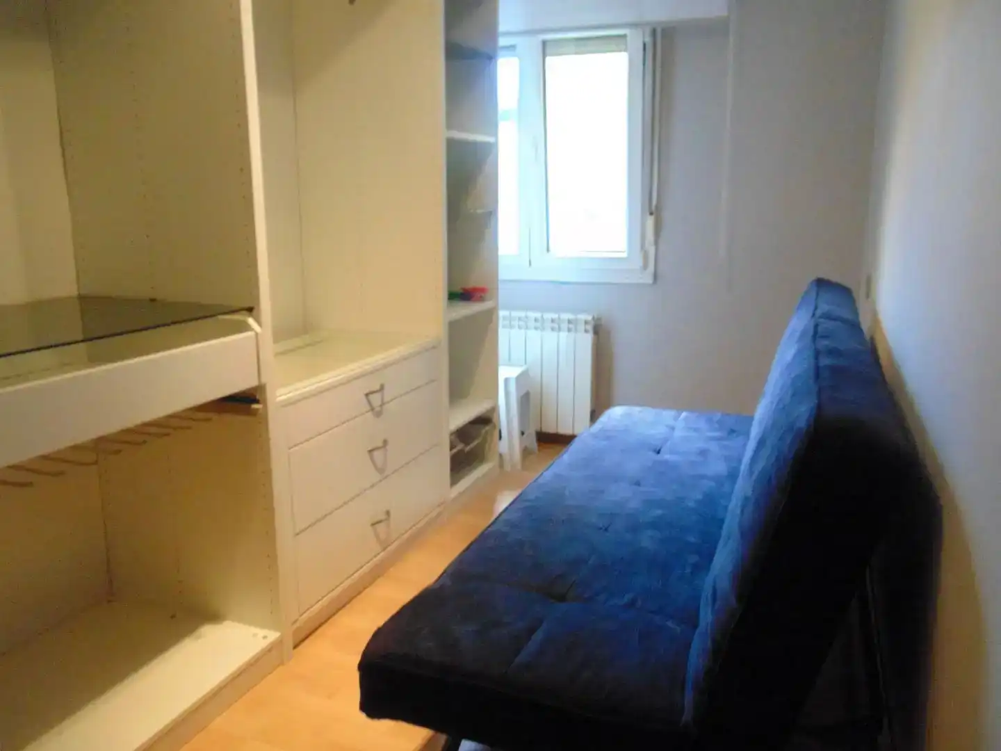 Schlafzimmer von Wohnung zur Miete in Lena mit Parkett und Möbliert