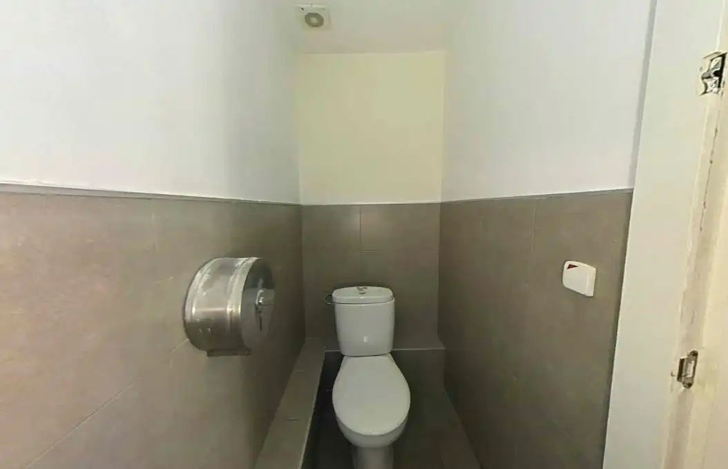 Bany de Local en venda en El Prat de Llobregat