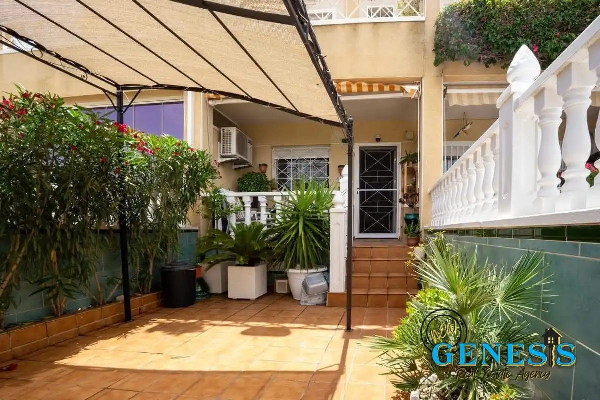 Semi-detached house with terrace for sale in Calle del Lago 45