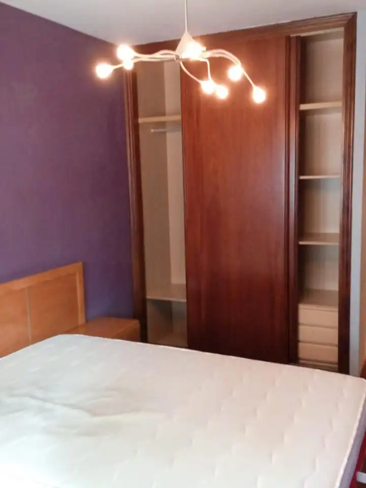 Habitación de Planta baja en venta en Santiago de Compostela  con Calefacción, Trastero y Amueblado