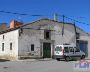 Vista exterior de Casa o xalet en venda en Las Navas del Marqués 