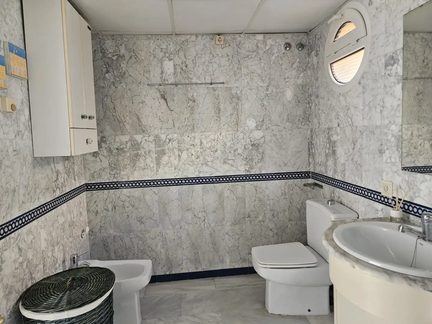 Bathroom of Flat for sale in San Juan de Aznalfarache  with Air Conditioner and Community pool