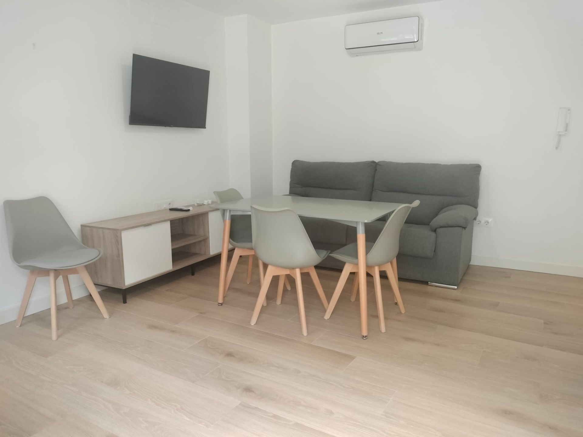 Living room of Apartment for sale in Dos Hermanas  with Air Conditioner, Heating and Furnished