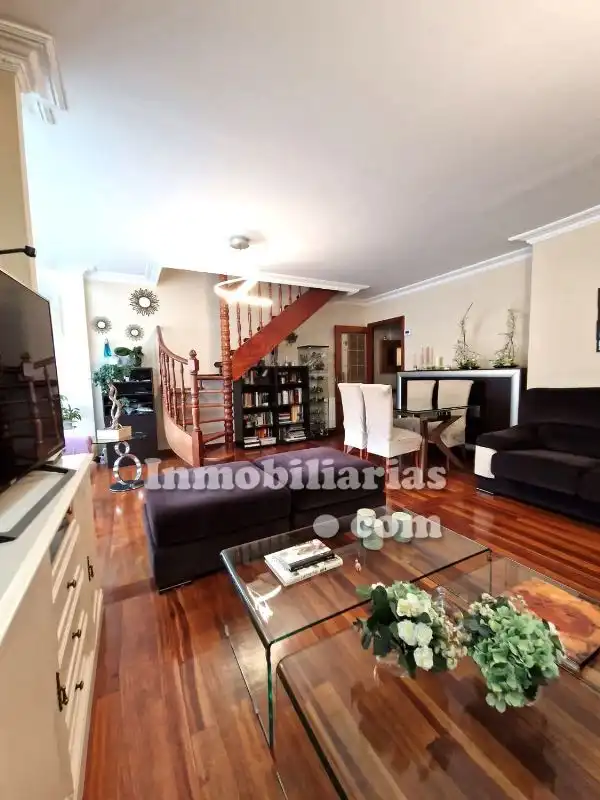 Sala de estar de Ático en venta en Castro-Urdiales con Calefacción, Parquet y Trastero
