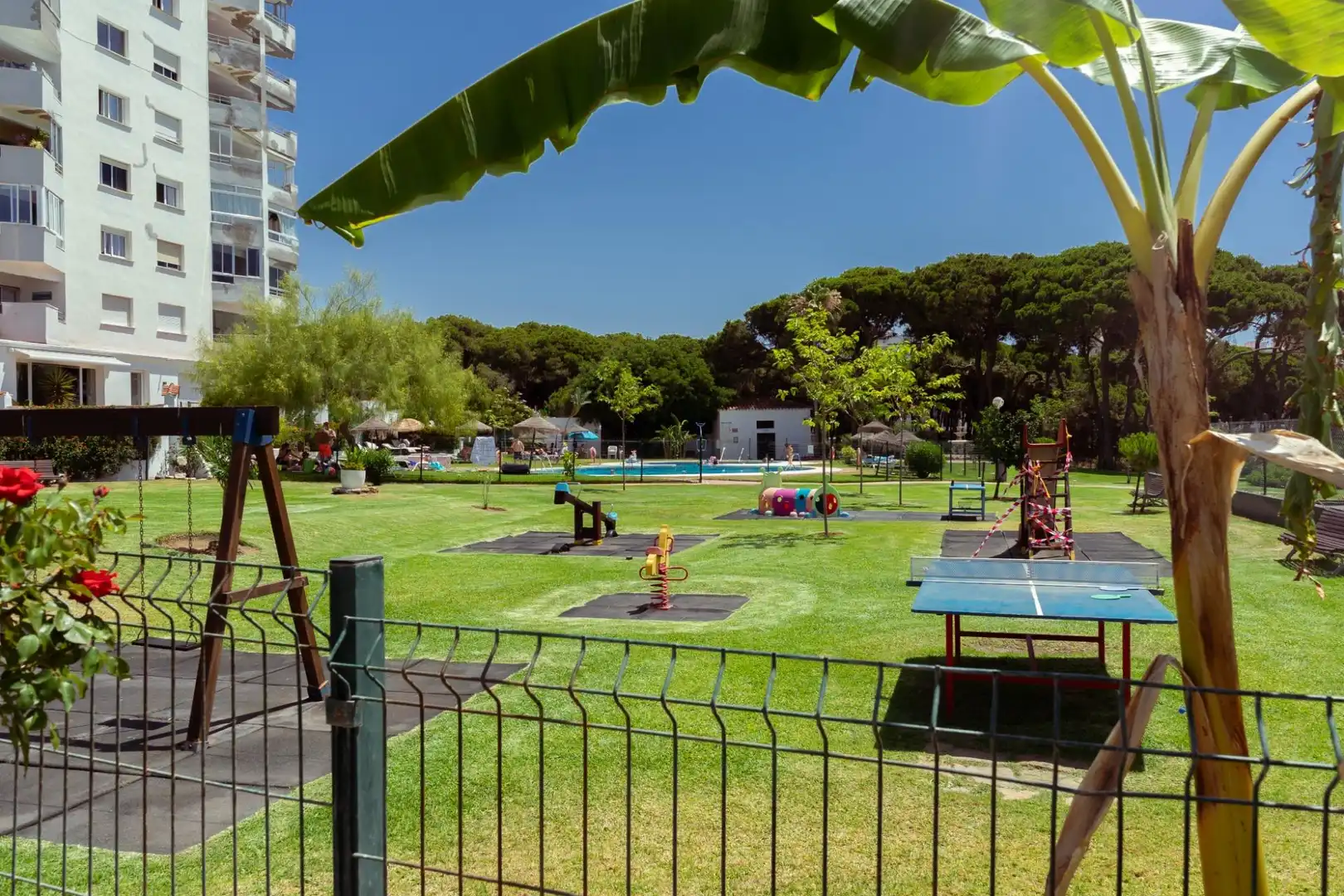 Vista exterior de Estudi en venda en Marbella amb Aire condicionat, Jardí privat i Moblat