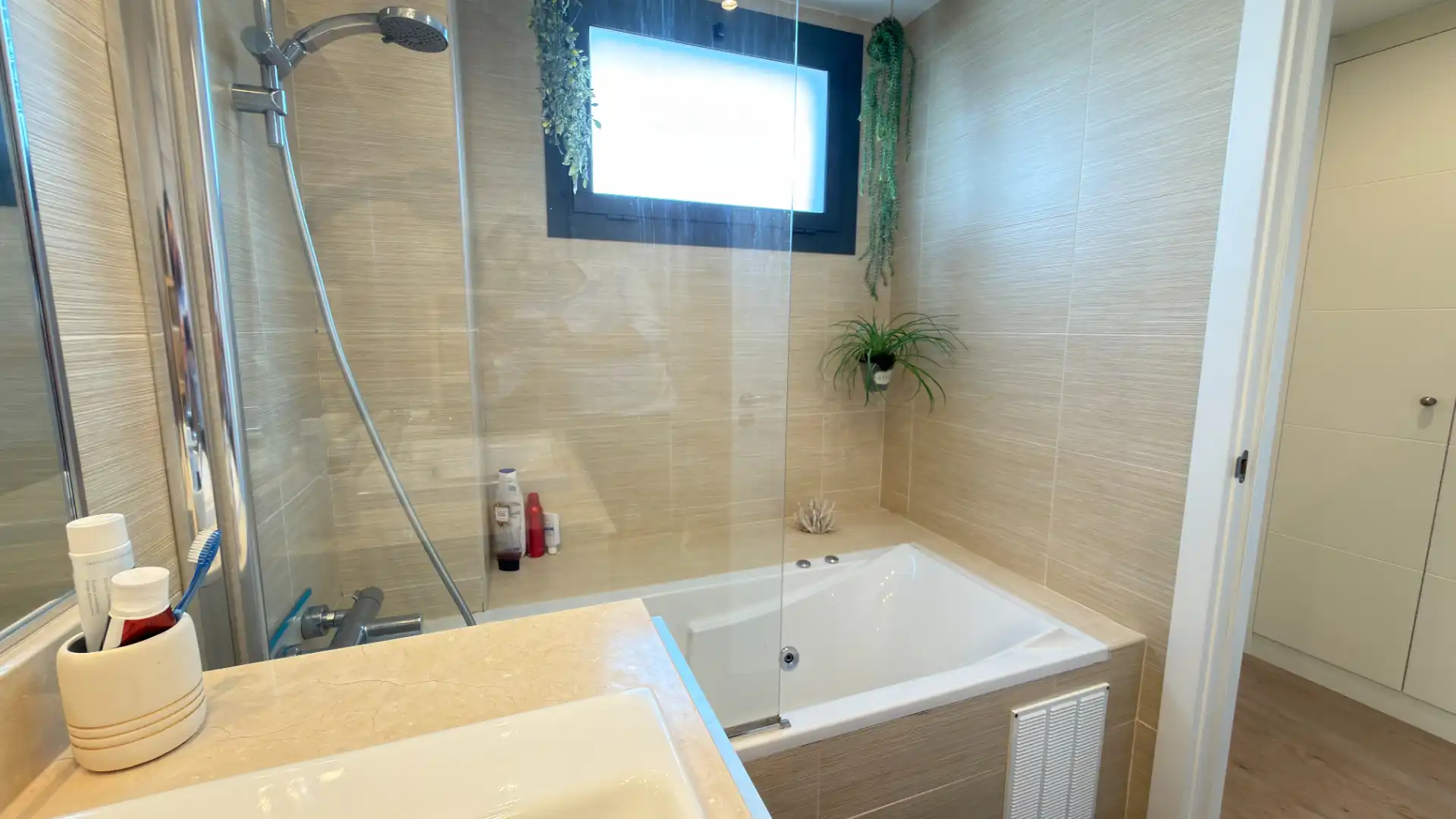 Badezimmer von Wohnung zum Verkauf in Badalona mit Klimaanlage, Heizung und Parkett