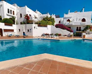 Vista exterior de Pis en venda en Marbella amb Aire condicionat, Jardí privat i Terrassa