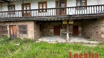 Vista exterior de Casa o xalet en venda en Torrelavega  amb Jardí privat