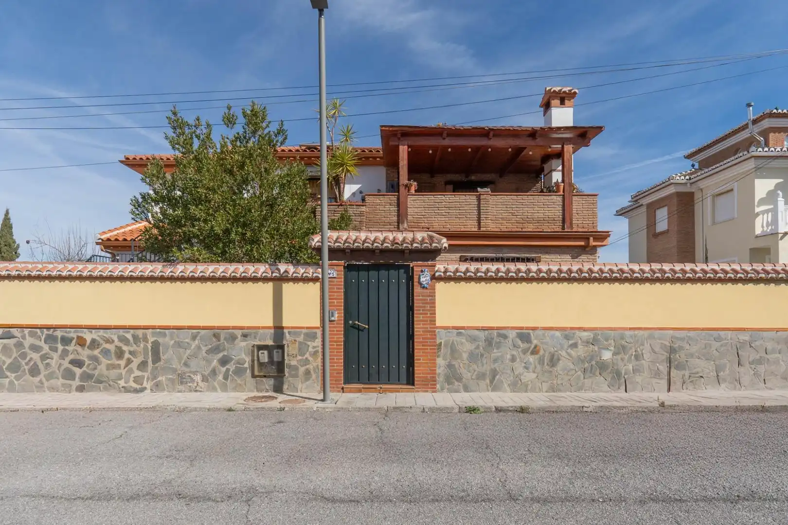 Exterior view of Houses for sale in Villa de Otura  with Air Conditioner, Heating and Private garden