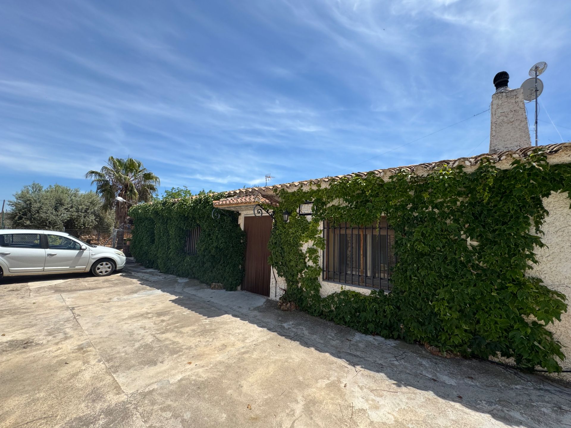 Vista exterior de Finca rústica en venda en Llíria amb Jardí privat, Terrassa i Piscina