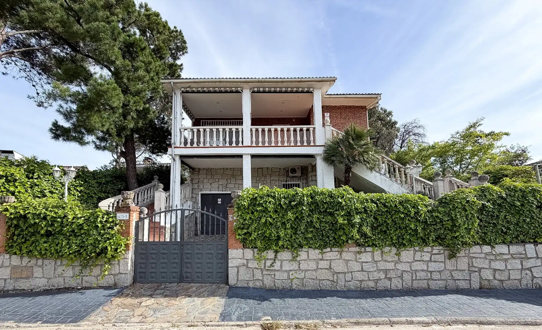 Vista exterior de Casa o xalet en venda en Santa Cruz del Retamar amb Calefacció, Jardí privat i Terrassa