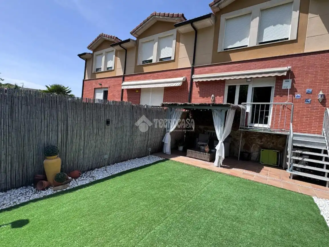 Jardín de Casa adosada en venta en Valdefresno con Calefacción, Parquet y Piscina comunitaria