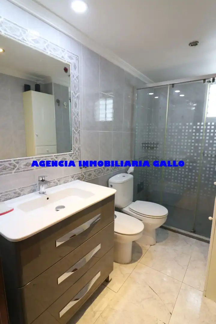 Bathroom of Flat for sale in Sevilla  with Air Conditioner