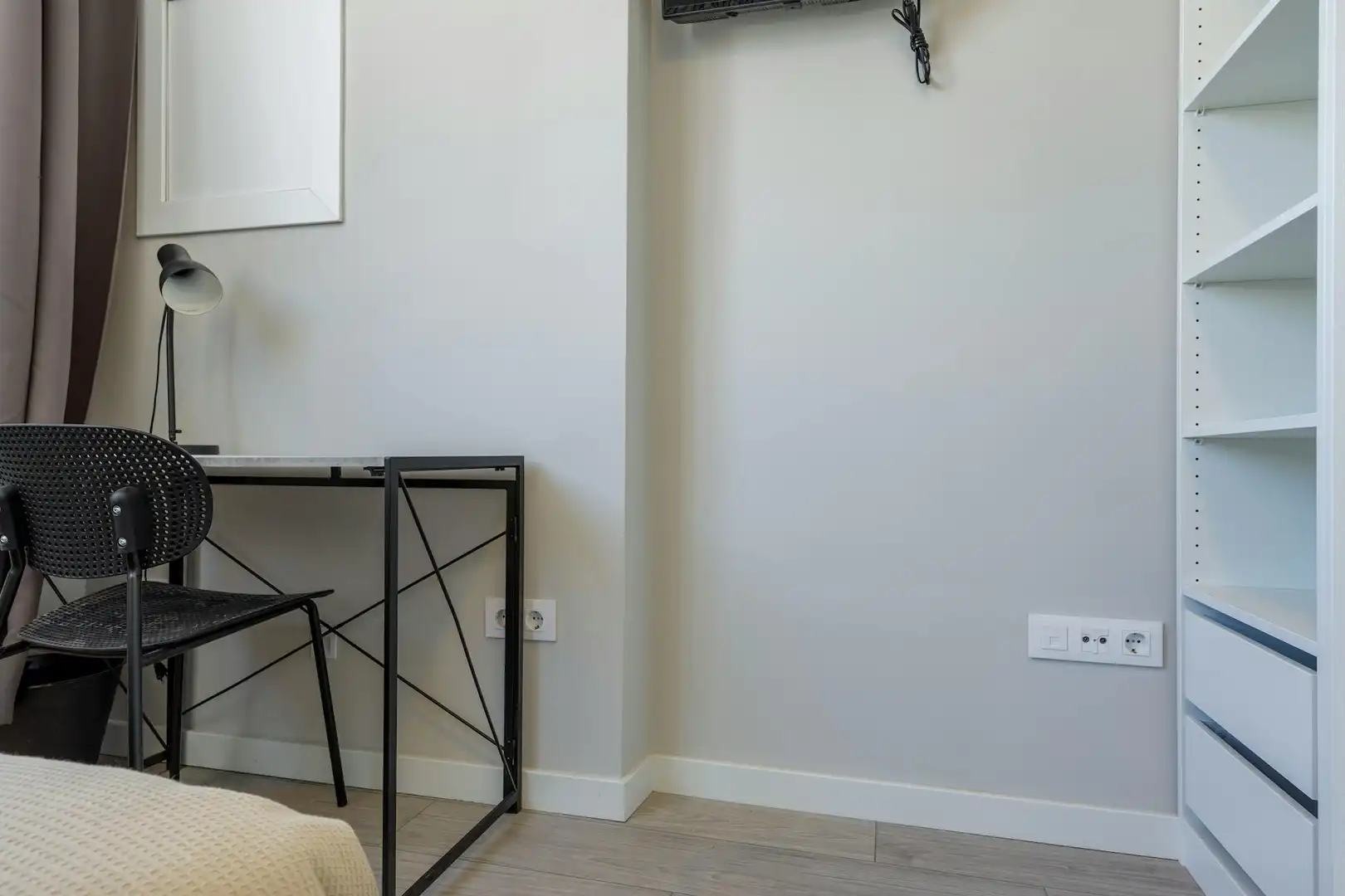 Bedroom of Flat for share in Valencia  with Air Conditioner, Washing machine and TV