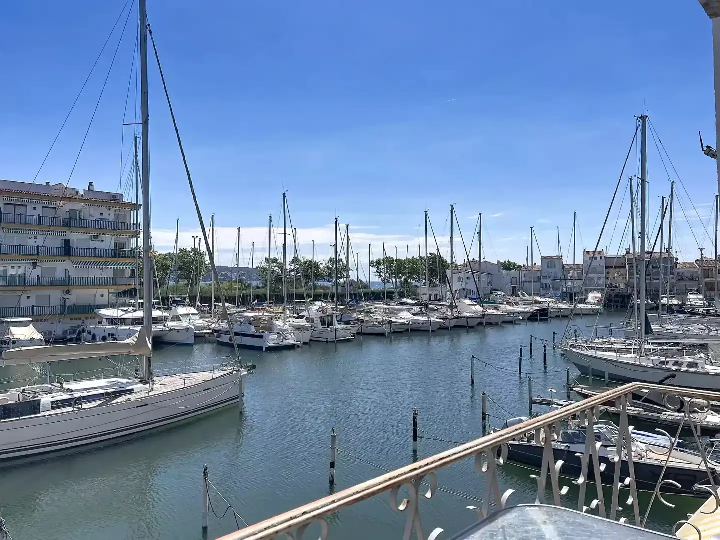 Vista exterior de Casa o xalet en venda en Empuriabrava amb Aire condicionat