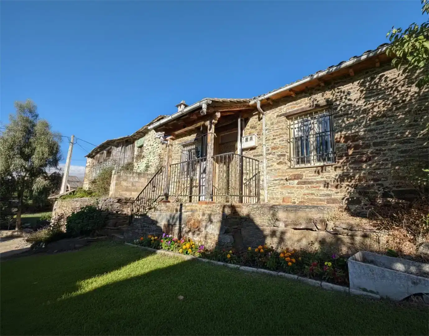 Vista exterior de Casa o xalet en venda en Lucillo amb Jardí privat, Moblat i Balcó