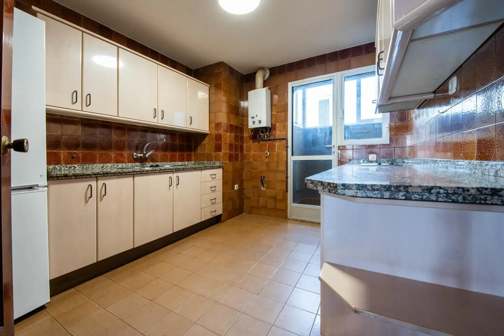 Kitchen of Flat for sale in  Sevilla Capital  with Air Conditioner, Terrace and Balcony