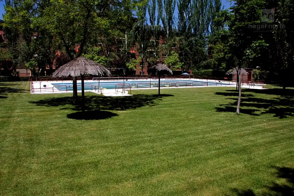 Piscina de Pis en venda en San Sebastián de los Reyes amb Calefacció, Jardí privat i Parquet