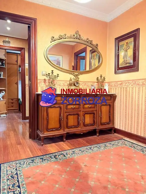 Comedor de Piso en venta en Bilbao  con Calefacción, Jardín privado y Amueblado