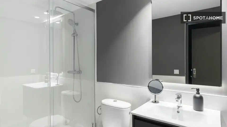 Baño de Piso de alquiler en Valencia con Aire acondicionado, Calefacción y Amueblado