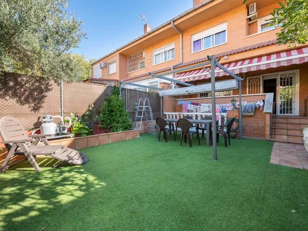Terrassa de Casa adosada en venda en Leganés amb Aire condicionat, Calefacció i Jardí privat