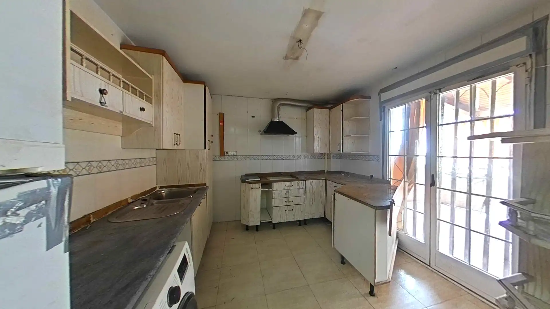 Küche von Einfamilien-Reihenhaus zum Verkauf in Quer mit Terrasse