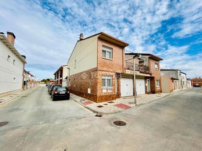 Vista exterior de Casa adosada en venda en Tudela de Duero amb Calefacció, Jardí privat i Terrassa