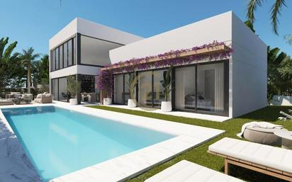 Vista exterior de Casa o xalet en venda en Estepona amb Jardí privat, Terrassa i Piscina
