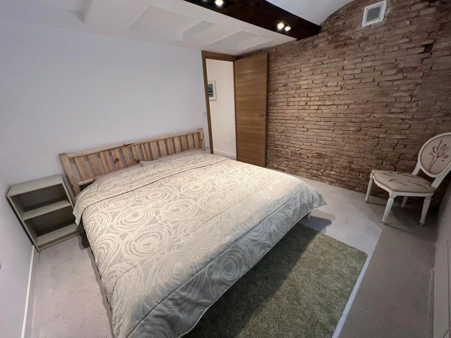 Ground floor for rent in Valencia  with Air Conditioner and Furnished