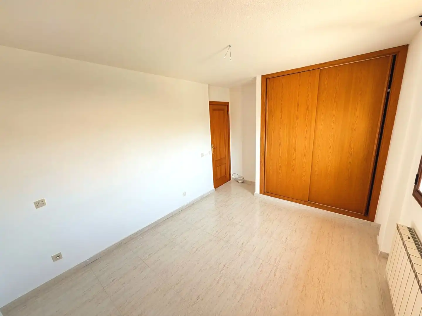 Habitación de Casa adosada en venta en Yunquera de Henares con Aire acondicionado, Calefacción y Jardín privado