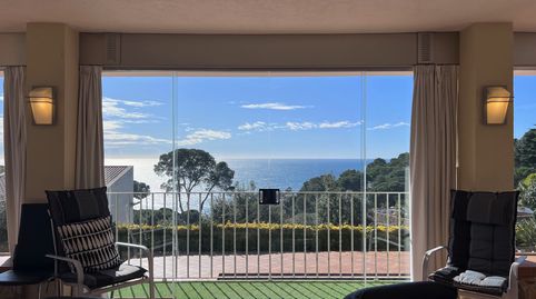 En exclsuiva casa totalmente renovada con espectaculares vistas al mar