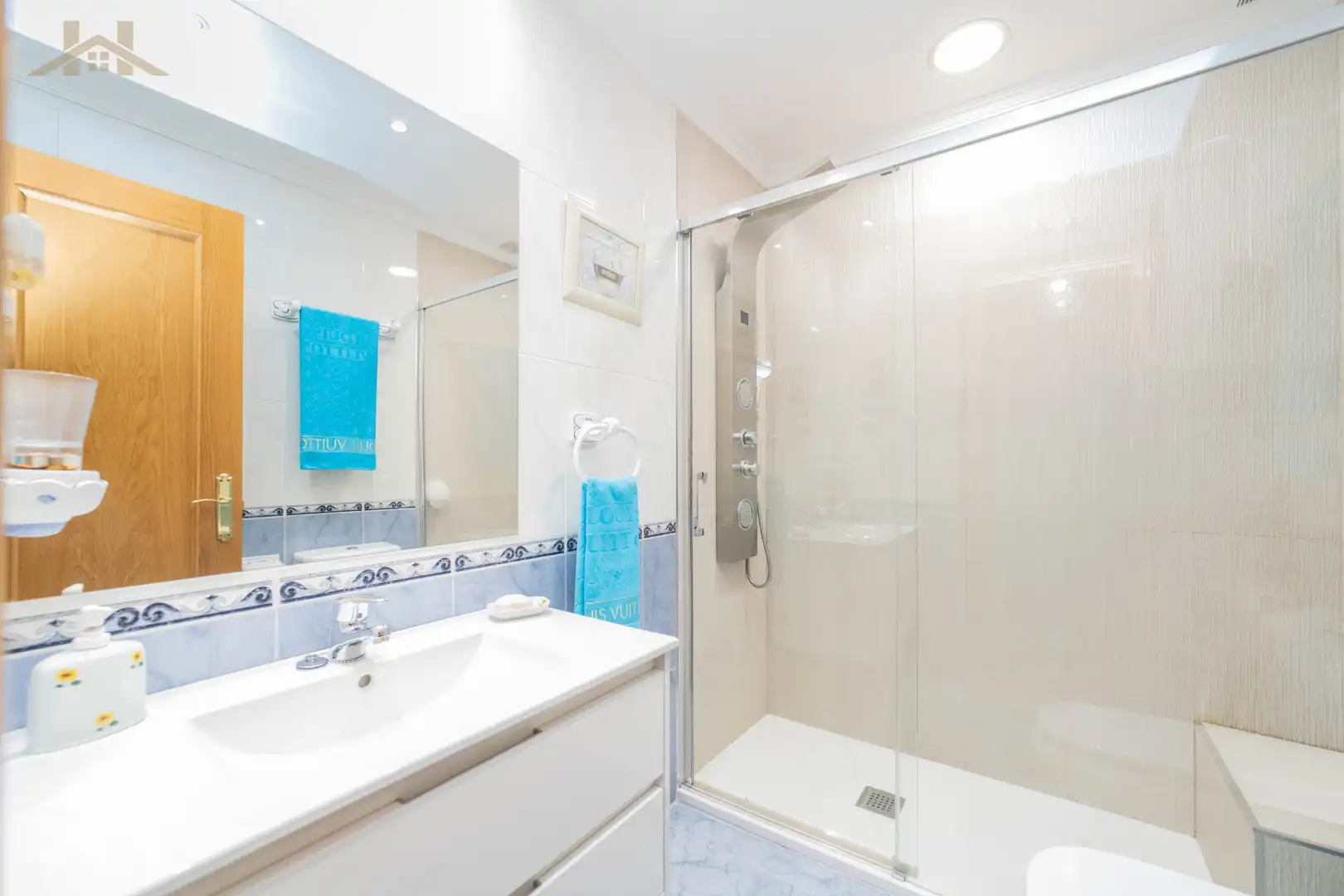 Bathroom of Detached homes for sale in Móstoles  with Air Conditioner, Heating and Private garden