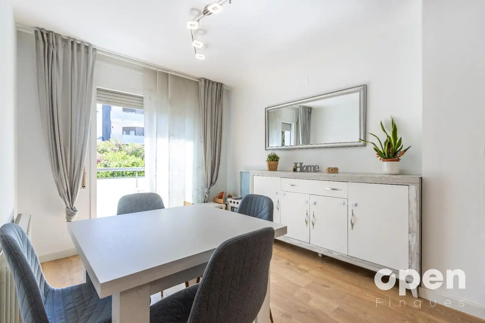 Dining room of Flat for sale in Terrassa  with Air Conditioner, Heating and Parquet flooring