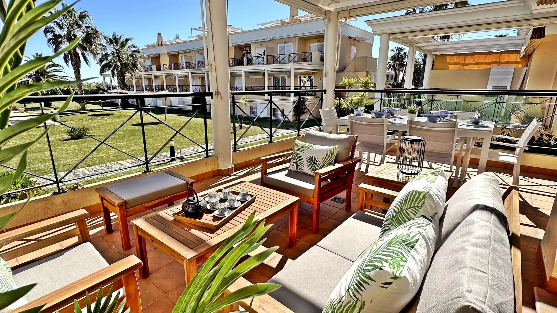Terrasse von Wohnungen zur Miete in Oliva mit Klimaanlage, Heizung und Privatgarten