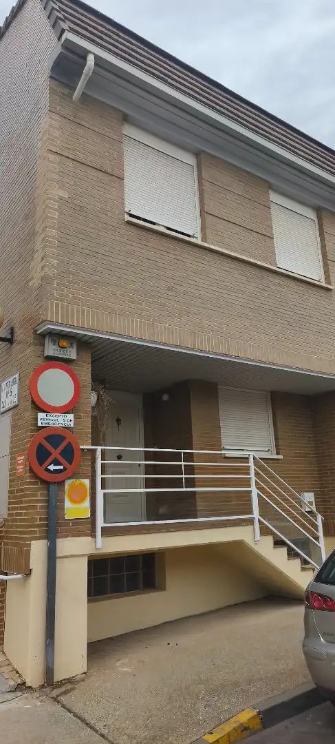 Vista exterior de Casa adosada en venda en Zaragoza amb Aire condicionat, Calefacció i Jardí privat
