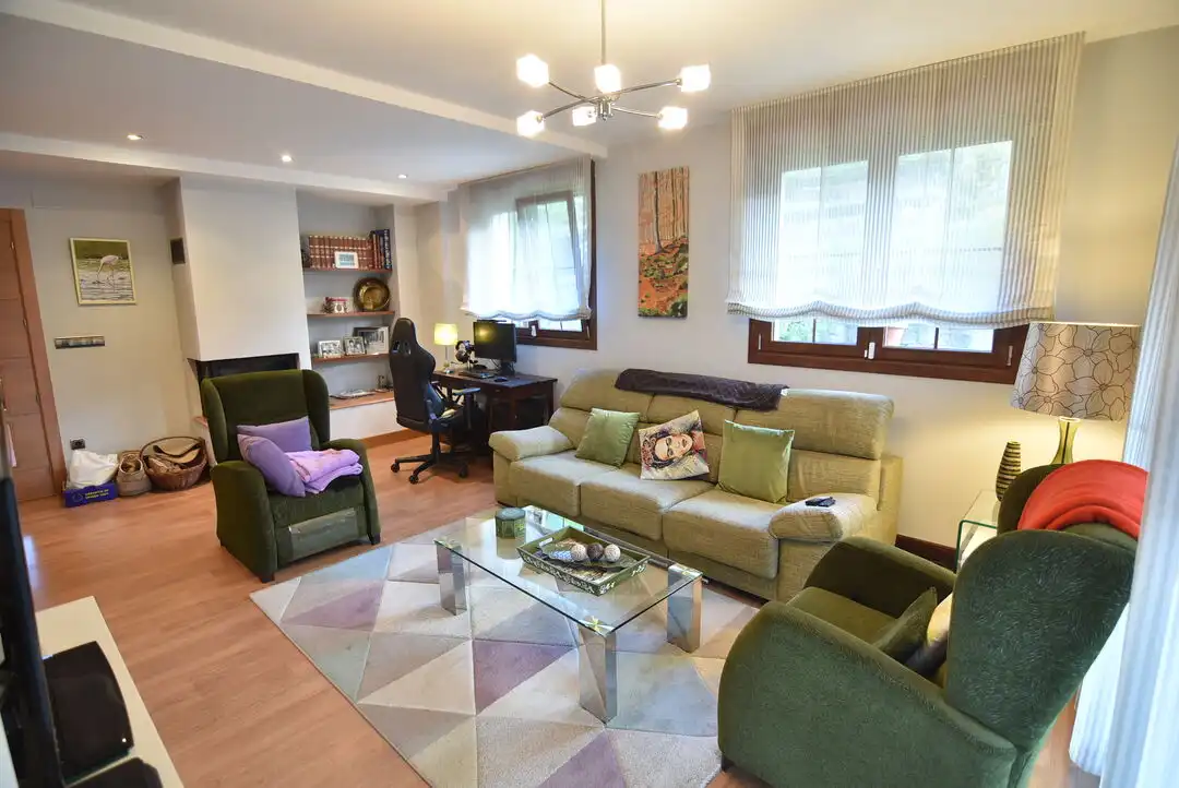 Sala d'estar de Casa o xalet en venda en Ermua amb Calefacció, Jardí privat i Terrassa