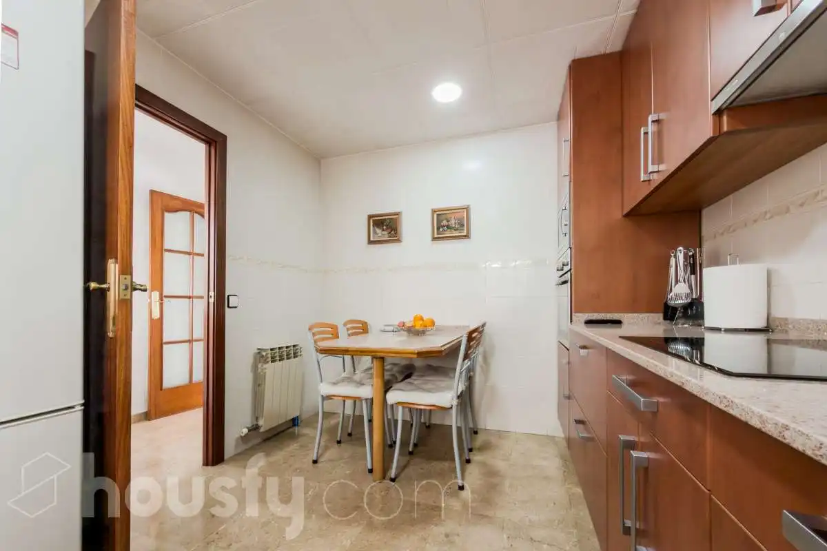 Kitchen of Houses for sale in Santa Coloma de Gramenet  with Air Conditioner, Heating and Private garden