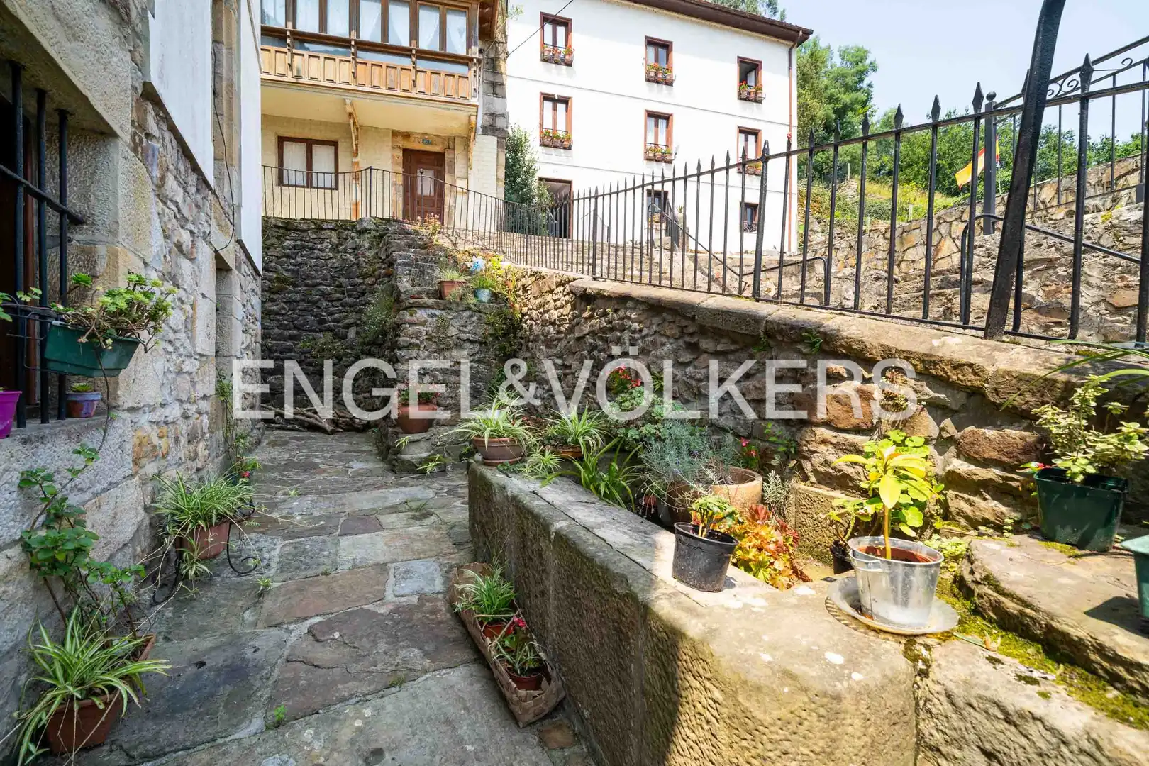 Vista exterior de Casa adosada en venda en Liérganes amb Calefacció i Jardí privat
