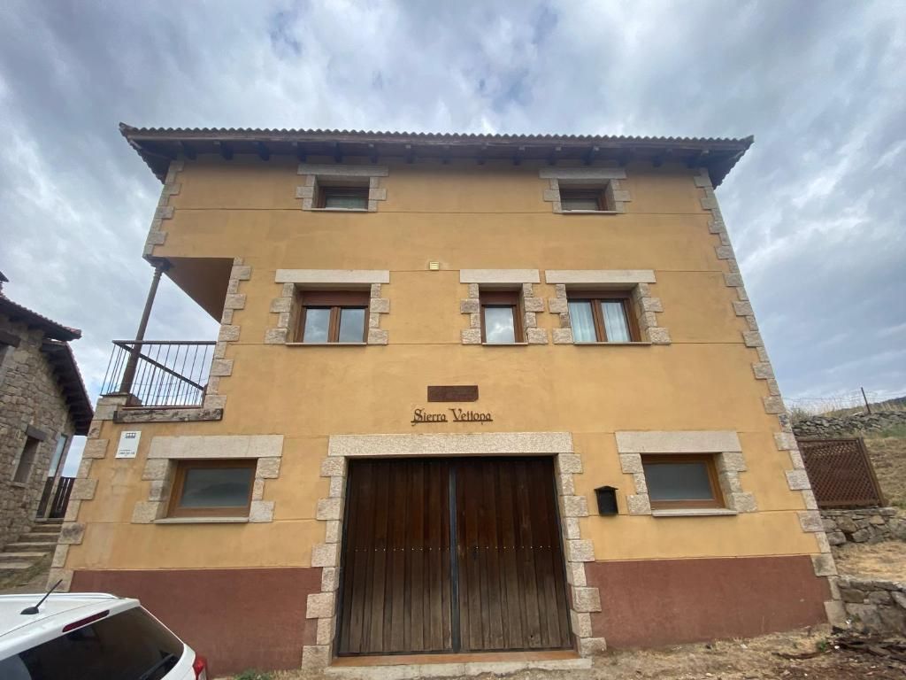 Vista exterior de Casa o xalet en venda en Hoyos del Espino amb Calefacció, Jardí privat i Traster